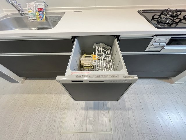 【キッチン】 | 福岡市城南区堤1丁目2期　1号棟（全2棟）【仲介手数料無料・0円】 | 現地写真。食洗器が付いてます。