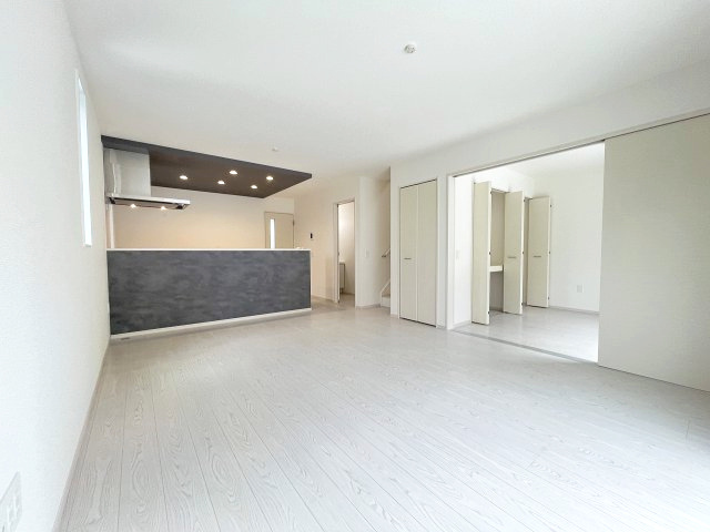 【居間・リビング】 | 福岡市城南区堤1丁目2期　1号棟（全2棟）【仲介手数料無料・0円】 | 現地写真。リビングです。