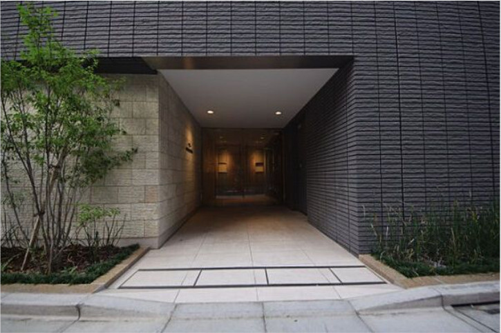 プラウドフラット三越前のエントランス