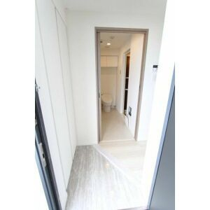 プラウドフラット三越前の玄関