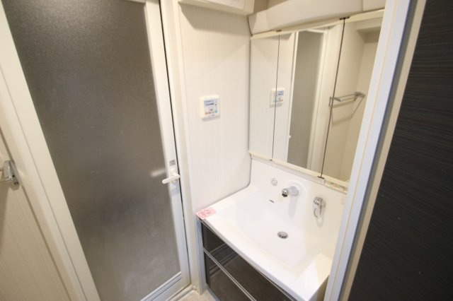 リリー・ラ・アルディスの独立洗面台