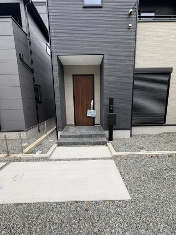 【玄関】 | 福岡市城南区堤1丁目2期　2号棟（全2棟）【仲介手数料無料・0円】 | 現地写真。