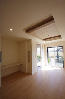 【居間・リビング】 | 【仲介手数料無料！！】府中市小柳町5丁目　新築戸建て（全2棟）2号棟　4780万円 | 折り上げ天井