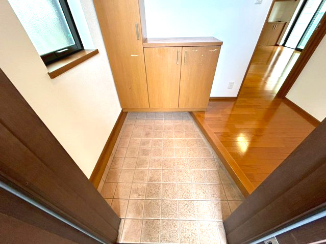 三木市末広３丁目　中古建ての玄関