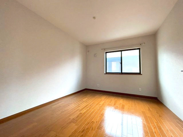 三木市末広３丁目　中古建ての洋室