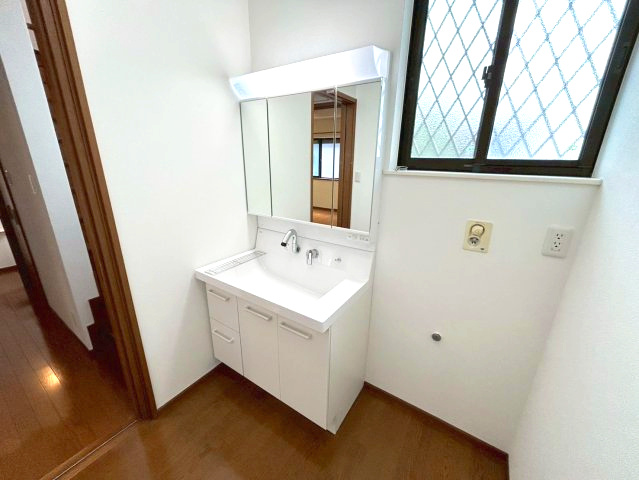 三木市末広３丁目　中古建ての独立洗面台