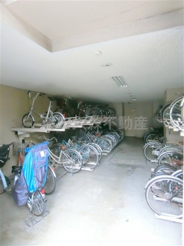 エリヴィエールのその他共用部分|屋根付きの駐輪場　