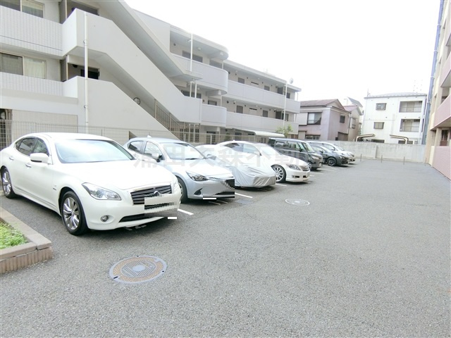 エリヴィエールの駐車場|敷地内平置き駐車場　空き状況等詳細はお問合せ下さい。