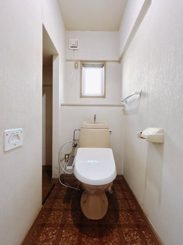 【中古戸建】前橋市下大島町のトイレ|■トイレ｜白を基調としたトイレになっています。窓付きなので常に換気もでき、綺麗を保てます♪