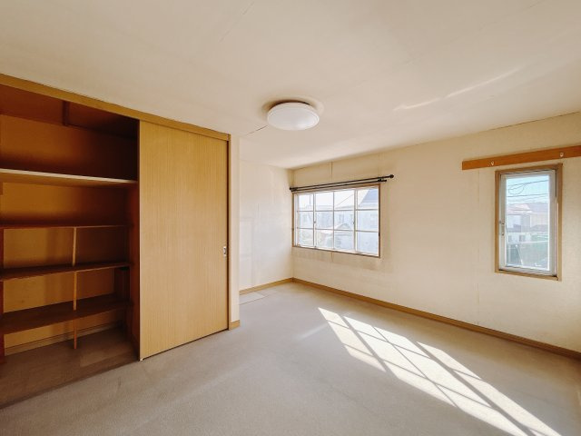 【中古戸建】前橋市下大島町の洋室|■2階洋室｜ナチュラルカラーの床です。模様替えなどとても楽しく工夫できます♪陽当たり、風通しもとても良いので毎日快適な生活スタートです！子供部屋にも良いですね♪