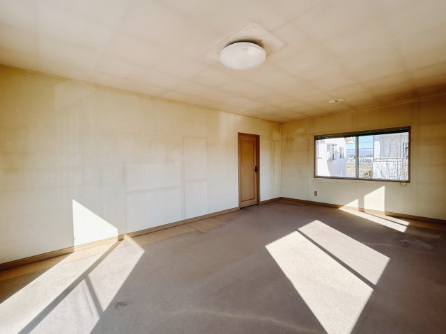 【中古戸建】前橋市下大島町の洋室|■2階洋室｜2階洋室には大きな窓をご用意しています。日中はあたたかな日差し差し込み自分時間も充実できますね＾＾