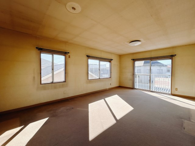 【中古戸建】前橋市下大島町の洋室|■2階洋室｜3面採光で明るい2階の洋室。全部屋フローリングなので、お掃除がしやすいです♪大きな収納もあって嬉しい！