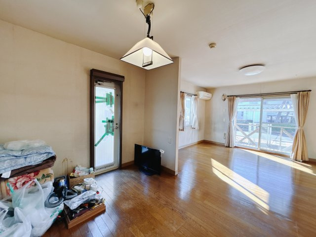 【中古戸建】前橋市下大島町の居間・リビング|■リビング｜窓から射し込む陽射しが縦横に広がり、あたたかな空間が形づくられています。ここはご家族の笑顔集まる憩いの空間です＾＾