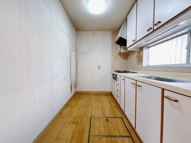 【中古戸建】前橋市下大島町のキッチン|■キッチン｜ワークトップの幅が広く、お子様といっしょにお料理をつくったり、ちょっとしたパーティーも楽しめます。フラットなのでお掃除がしやすいのもポイントです♪