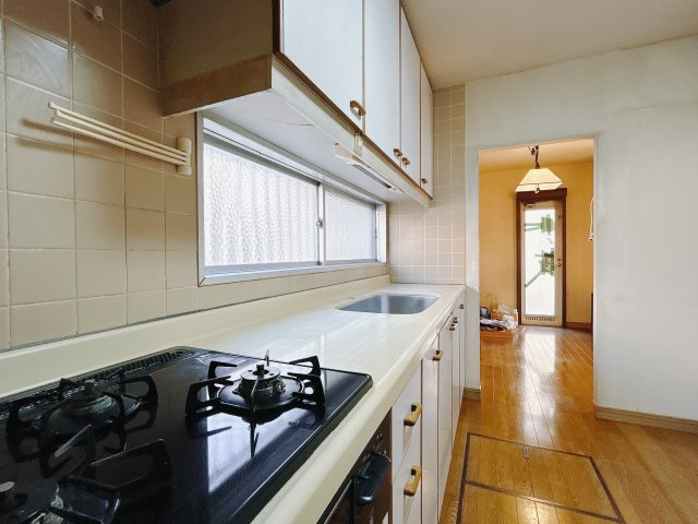 【中古戸建】前橋市下大島町のキッチン|■キッチン｜大きなお鍋や調理用具のも出し入れラクラクな収納がたっぷり！毎日使う場所だからこそ、無理のない姿勢で作業できるのは嬉しいポイントですね(*＾＾*)♪