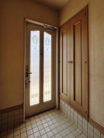 【中古戸建】前橋市下大島町の玄関|■玄関｜毎日の「いってらっしゃい」や「お帰りなさい」を大切なご家族と過ごす玄関は〈使いやすさ〉を追求しております。玄関横の物入は急な来客時でもさっとお片付けできるスペースを確保しています。