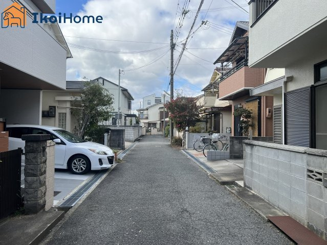明石市貴崎5丁目　中古戸建の前面道路含む現地写真|●年中無休：当日予約可●前面道路は幅員約4ｍ、交通量少な目で安心の住環境です。