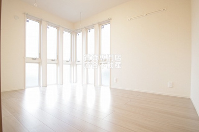 【洋室】 | CASA FLORESTA | 窓が多い明るい洋室