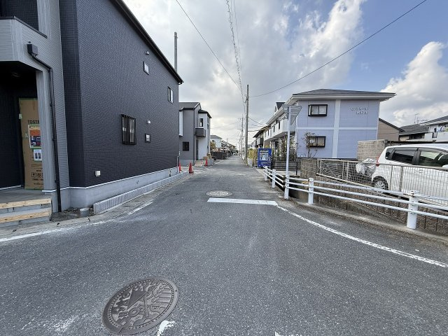 横浜1丁目　新築戸建　6棟の前面道路含む現地写真