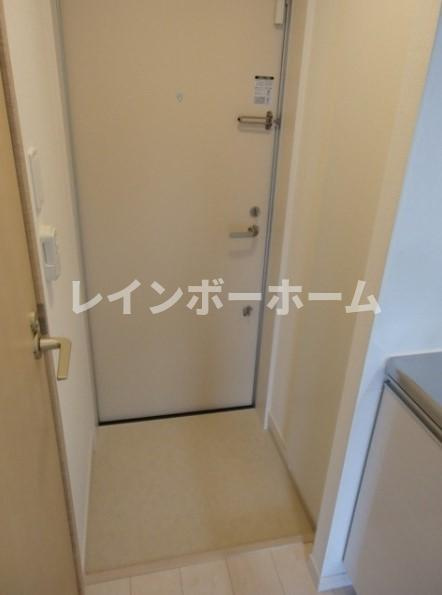 仲介手数料（賃料の1.10ヵ月）の50％OFF対象物件！の玄関|明るい玄関です