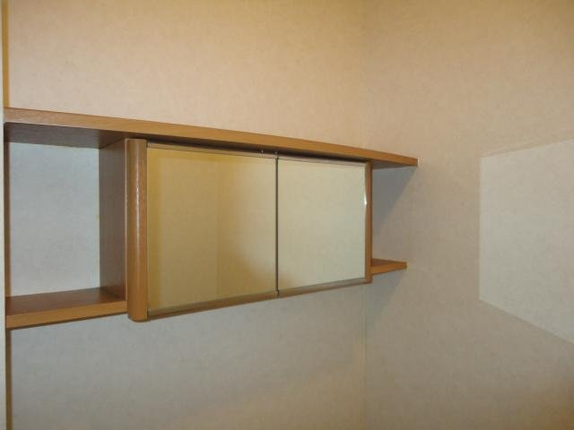 サンコート・パインの収納|ＷＣ鏡付き収納