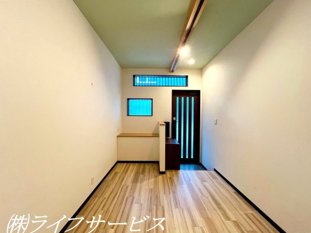 【玄関】 | 東三国２丁目テラスハウス | 窓際にカウンターあり・玄関にはシューズボックスがございます！