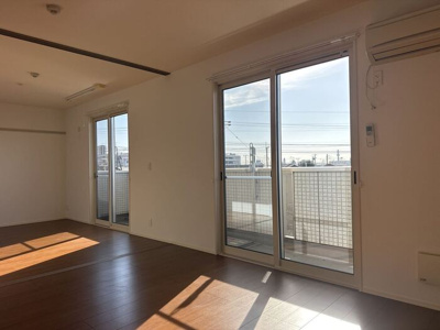 【居間・リビング】 | クレストコート Ａ | 窓（シャッターなし）