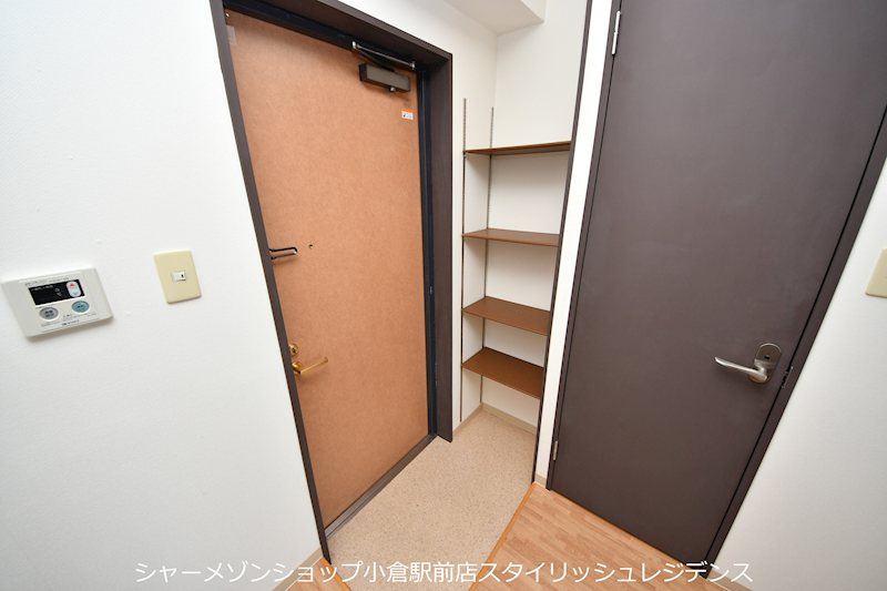 寿山ビルの玄関