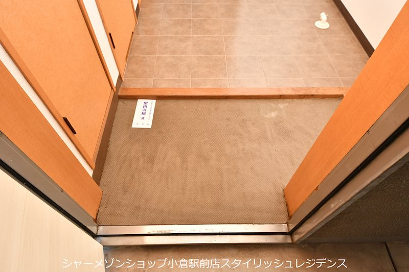 中津口センタービルの玄関