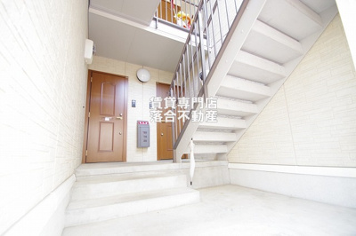 【エントランス】 | FLORAⅢ | 清潔なエントランス