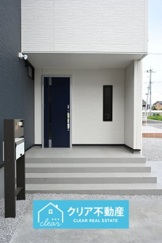 【玄関】 | 第３富士見町時沢5号棟 | 広々とした玄関ポーチです♪ゆとりがあって雨の日も安心♪
