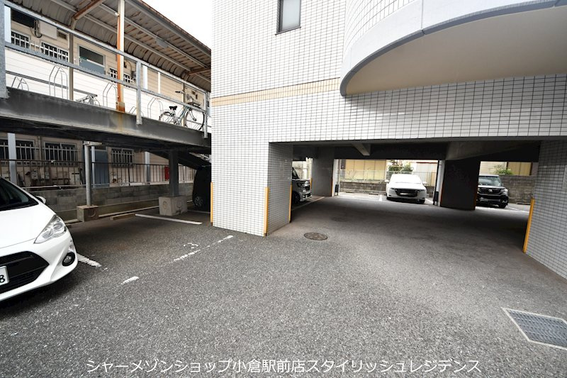 ニューサンリバー6番館の駐車場