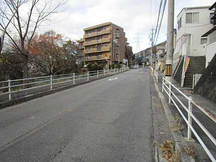 東区戸坂新町2丁目の前面道路含む現地写真