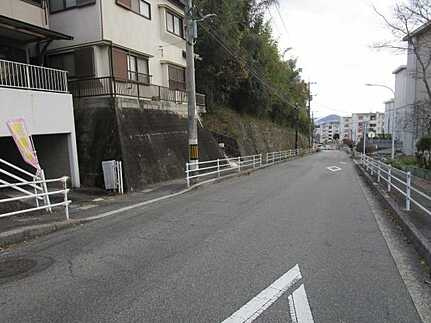 東区戸坂新町2丁目の前面道路含む現地写真