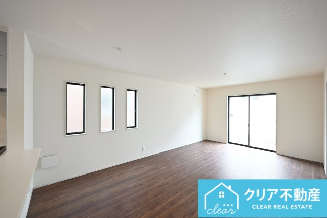 【居間・リビング】 | 第３富士見町時沢6号棟 | 南向きの大きな窓からはしっかりと陽が入り明るく気持ちのいいLDKです！