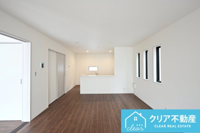 【居間・リビング】 | 第３富士見町時沢6号棟 | 扉を開けておくとより広々とした空間に！
