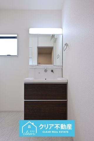 【独立洗面台】 | 第３富士見町時沢6号棟 | シックな洗面台は三面鏡で使いやすく鏡の裏は収納付きです♪