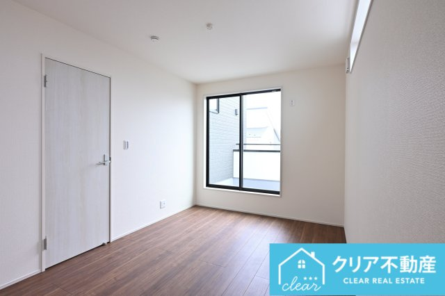 【洋室】 | 第３富士見町時沢6号棟 | ２階の洋室は大きな窓が特徴的！日当たりも良好です♪
