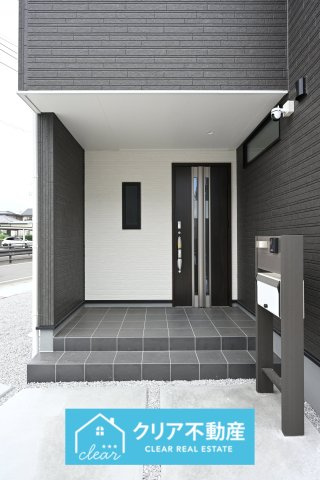【玄関】 | 第３富士見町時沢6号棟 | モノトーンがお洒落な玄関ポーチは広々とした設計です♪