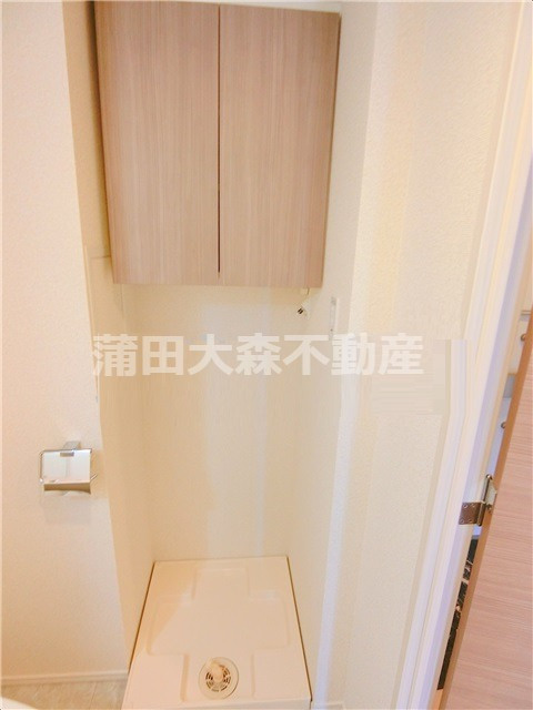 ジーベック平和島の設備|洗濯機置き場　上部棚収納付き！