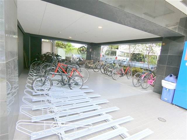 ジーベック平和島のその他共用部分|屋根付きラック式の駐輪場