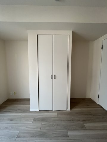 【居間・リビング】 | MKS Villa | お部屋に入ってすぐの位置にクローゼットを完備