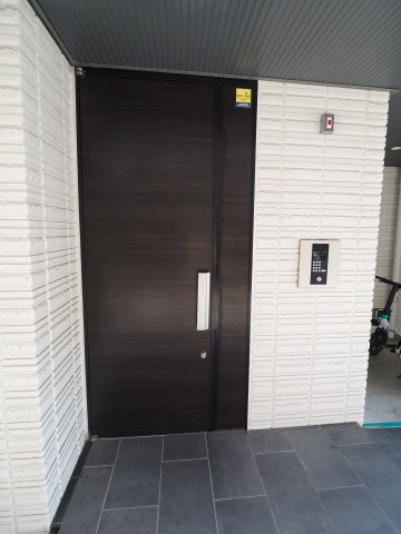 【エントランス】 | MKS Villa | オートロック付きでセキュリティ面も安心♪