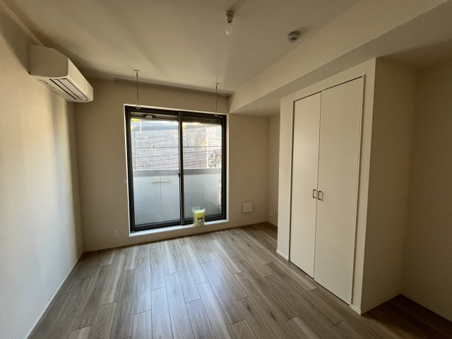 【居間・リビング】 | MKS Villa | シックな色味のフローリングがお洒落な雰囲気