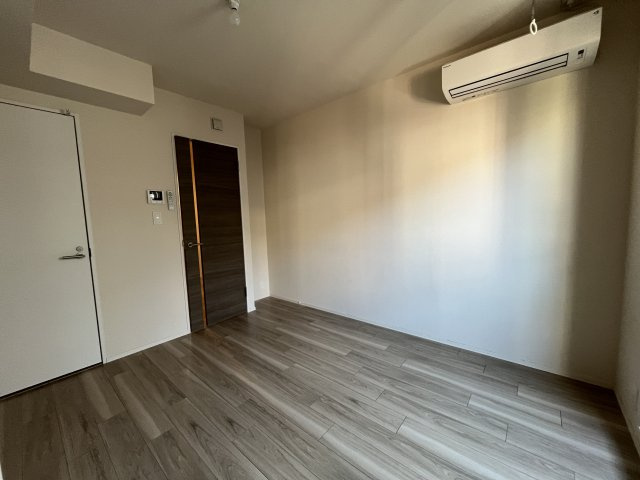 【居間・リビング】 | MKS Villa | 縦長で使いやすい洋室