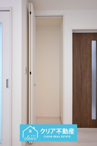 【収納】 | 第３富士見町時沢7号棟 | キッチン横の収納はパントリーとして使ったり、掃除用具を収納するのにもぴったりです♪