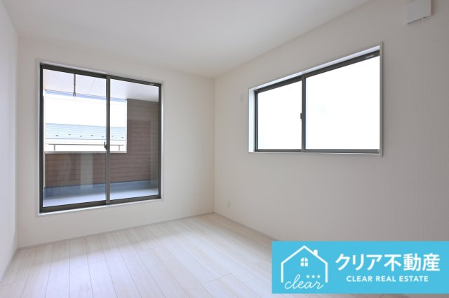 【洋室】 | 第３富士見町時沢7号棟 | 二面採光＆バルコニー付きの大きな窓で日当たりも良好です♪
