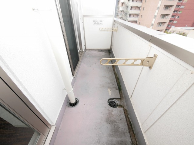 大阪市淀川区十三本町２丁目の賃貸マンションのバルコニー