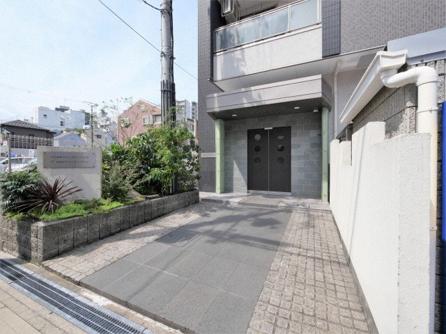 大阪市淀川区十三本町２丁目の賃貸マンションのエントランス