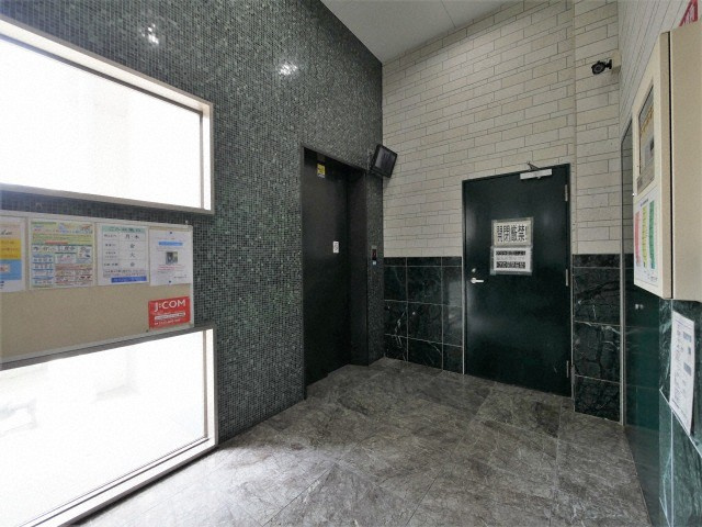 大阪市淀川区十三本町２丁目の賃貸マンションのロビー